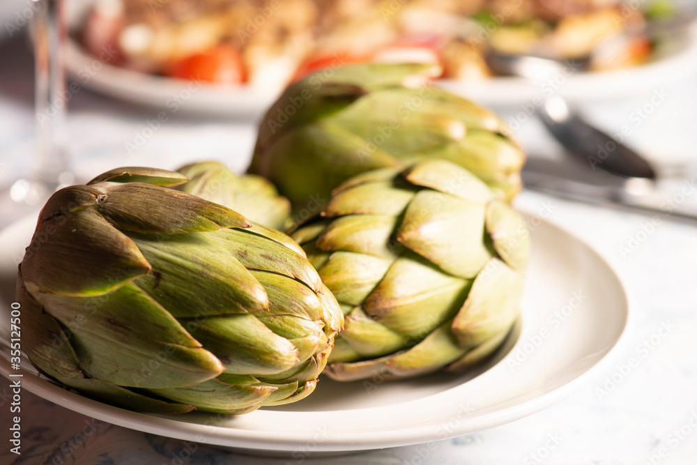 Obraz premium alcachofas recién cogidas del huerto