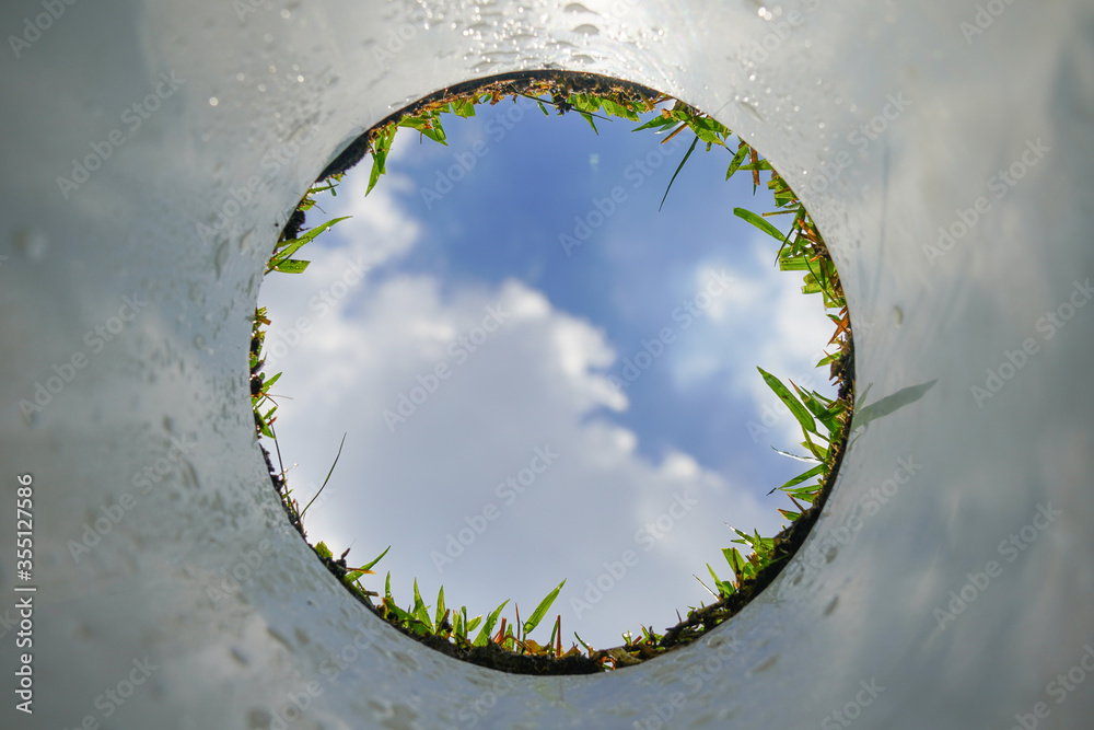 Obraz premium Inside view of Golf hold on grass green to blue sky.