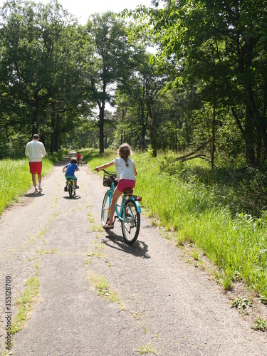 Promenade à vélo avec des enfants © JULIE