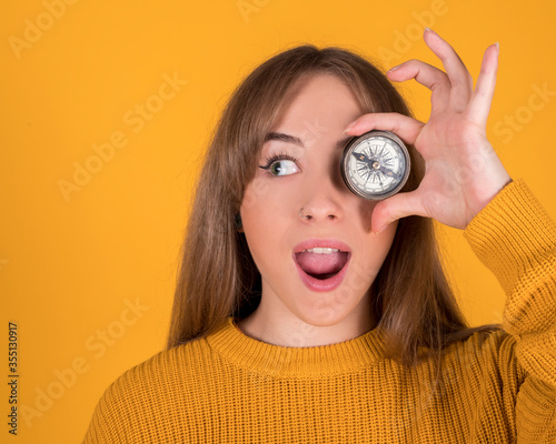 Cuadro en lienzo woman with a compass covering her eye, surprised face