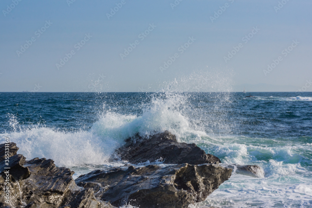 三浦半島、磯の波しぶき。