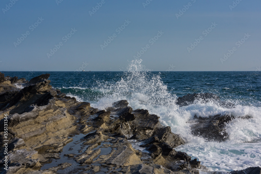 三浦半島、磯の波しぶき。 三浦半島、磯の波しぶき。