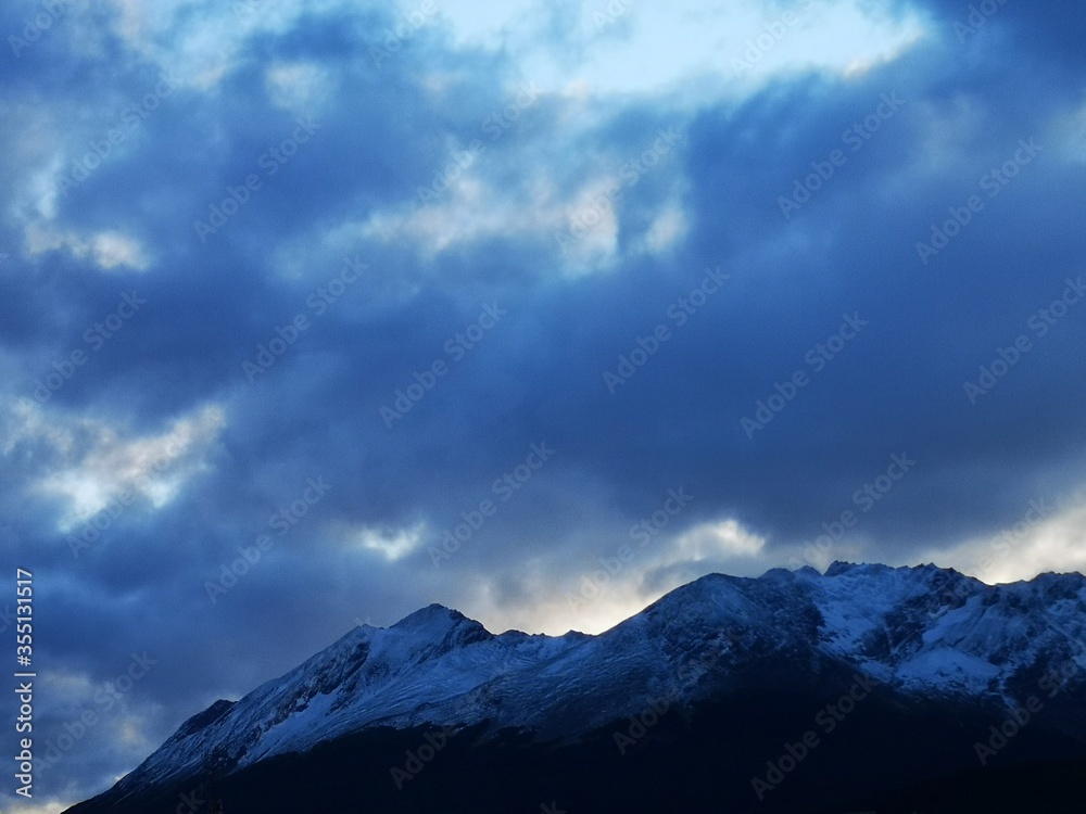 Fototapeta premium clouds in the mountains
