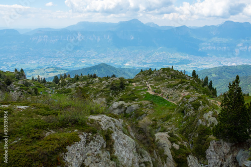 La vue sur le massif de la chartreuse de puis le massif de belledonne dans les Alpes françaises 