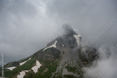 Gipfel des Glätten am Klausenpass in Wolken und Nebel