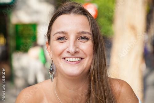 Retrato de chica rubia joven sonriendo  photo