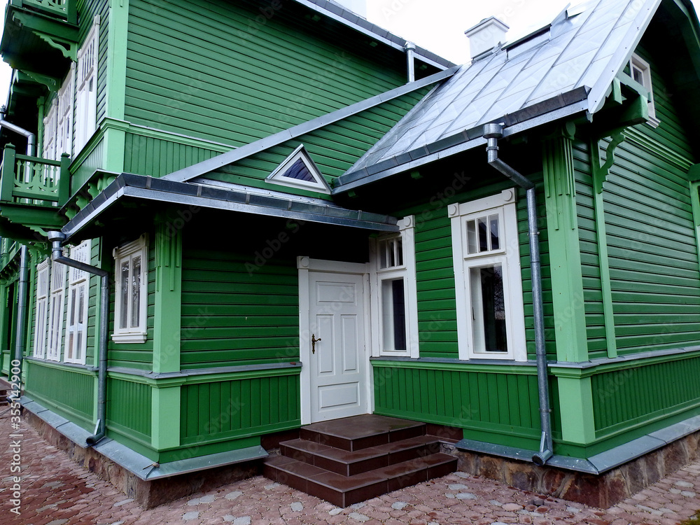 wybudowana na przelomie 19 i 20 wieku zielona willa byla domem urzednika carskiego z miejscowosci rozanystok na powlasiu w polsce