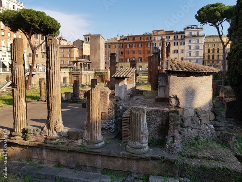 Roma resti di templi romani a Largo di torre Argentina photo