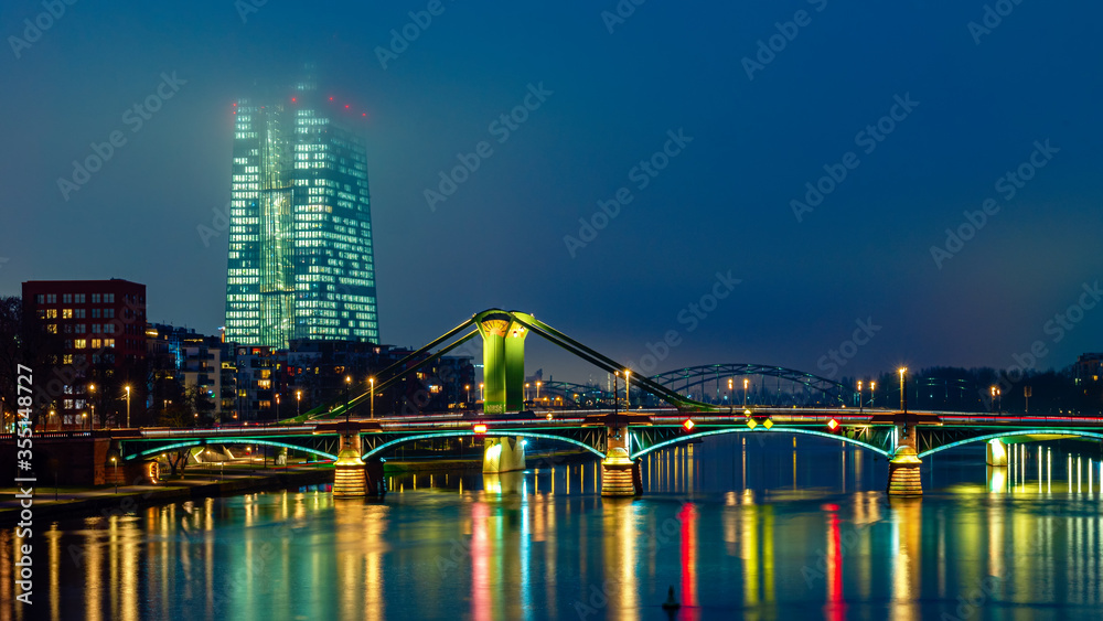 Fototapeta premium Frankfurt im Nebel