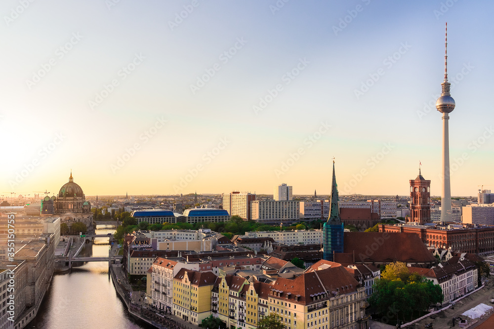 Die Berliner Innenstadt von oben im Sonnenuntergang