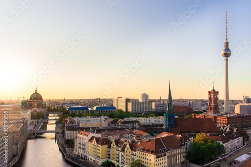 Die Berliner Innenstadt von oben im Sonnenuntergang