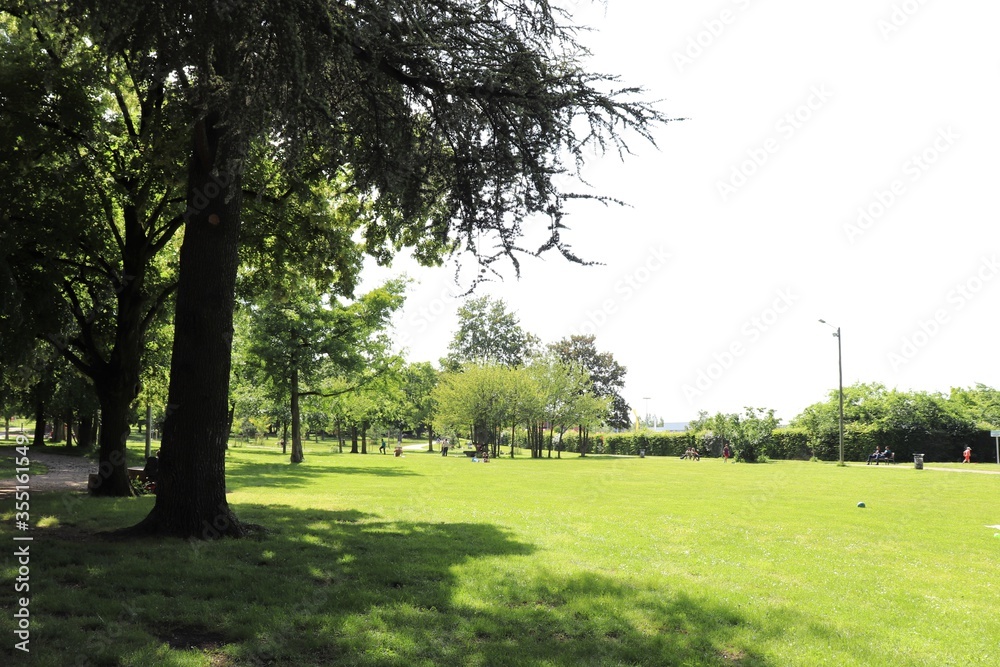 Le parc des Lilattes à Bourgoin, grand espace vert, ville de Bourgoin Jallieu, Département de l'Isère, France Le parc des Lilattes à Bourgoin, grand espace vert, ville de Bourgoin Jallieu, Département de l'Isère, France