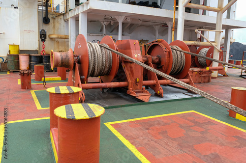 Φωτογραφία windlass on poop deck and mooring equipment of bulk carrier