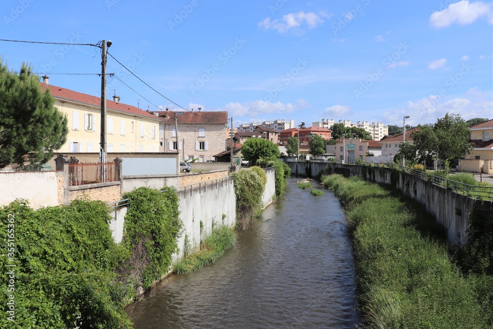 La rivière la Bourbre dans la ville de Bourgoin, ville de Bourgoin Jallieu, Département de l'Isère, France