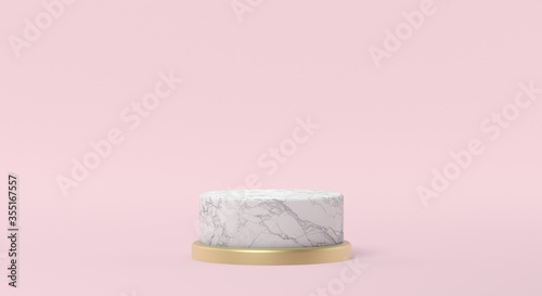 podium en marbre blanc et bordure dorée sur fond rose pastel