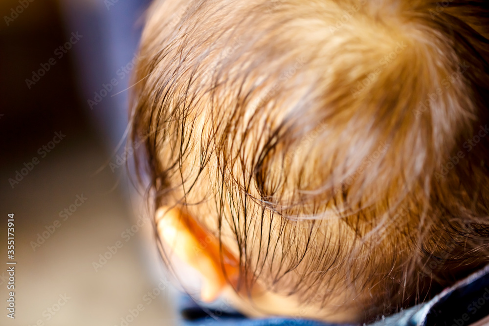 赤ちゃんの後頭部 または赤ちゃんの耳や髪 そして汗 Stock Foto Adobe Stock