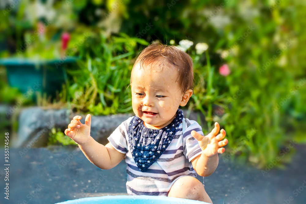 外で水遊びで大はしゃぎしている子供 ずぶ濡れの子供 外で水遊びで大はしゃぎしている子供 ずぶ濡れの子供