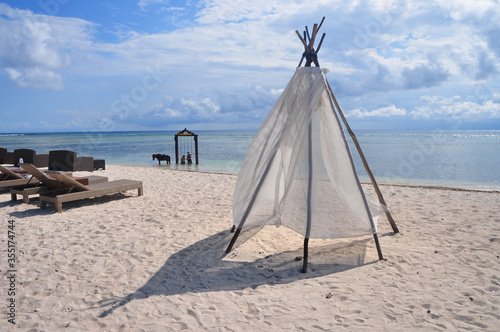 Fotografia chill out on the beautiful beach and blue sky