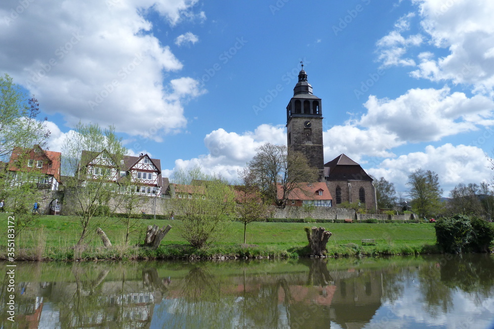 Werra und Stadtkirche in Bad Sooden-Allendorf Stadtteil Allendorf historische Altstadt