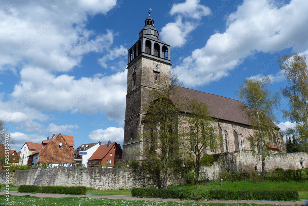 Historisches Stadtbild in Bad Sooden-Allendorf mit historischer Architektur und Kirche St. Crucis