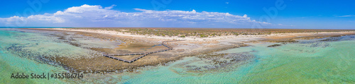 Fotografie Wooden boardwalk at Hamelin pool used for view at stromatolites, Australia