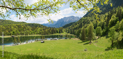 wunderschöne Aussicht auf den Ferchensee, Frühlingslandschaft bei Mittenwald Oberbayern photo