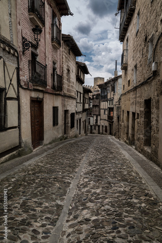 Calle del pueblo medieval Fr  as