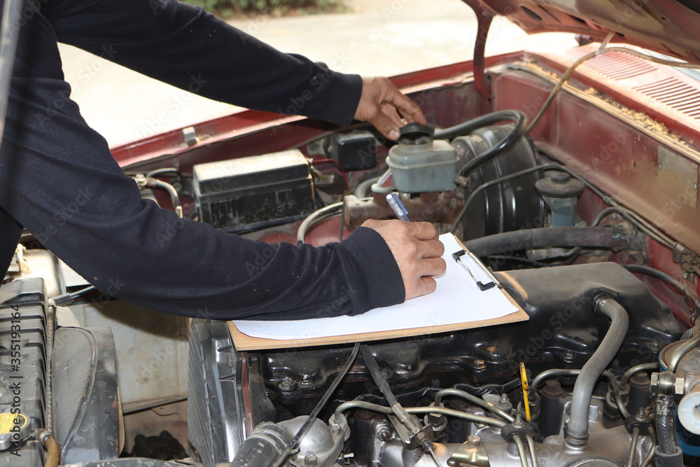 Obraz premium auto mechanic changing car engine