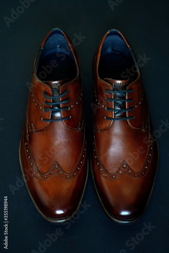 Brown elegant leather shoes with texture design for men 