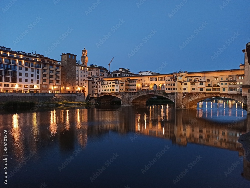 Italia, Toscana, Firenze, il fiume Arno e Ponte Vecchio di notte.
