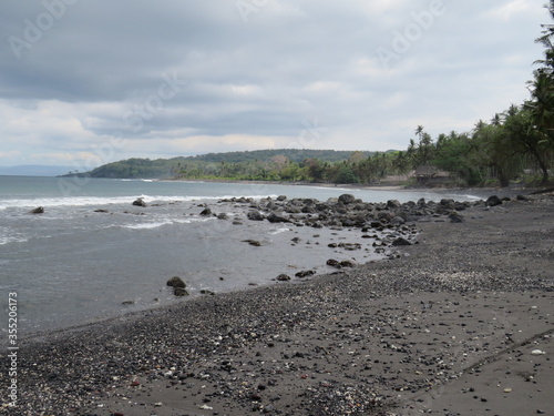 Plage sable noir Amed Bali Indonésie