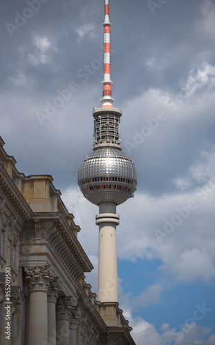 Detail des neuen Berliner Stadtschlosses und Fernsehturm