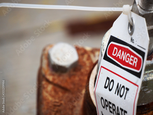 gas process valve isolation lock out tag out,Lock closed,Lock open.