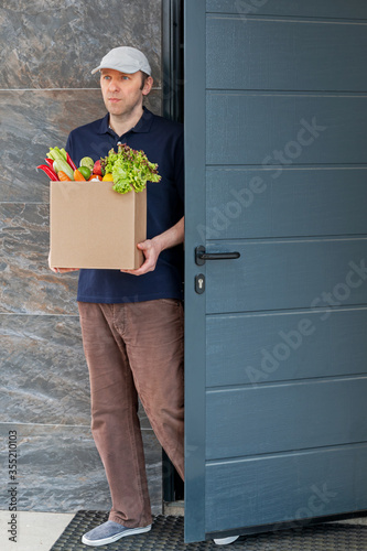 Delivery of fresh vegetables and fruits from door to door by courier.