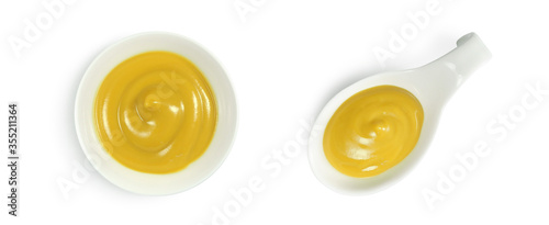 Photo Mustard sauce in various ceramic bowls isolated on white background top view