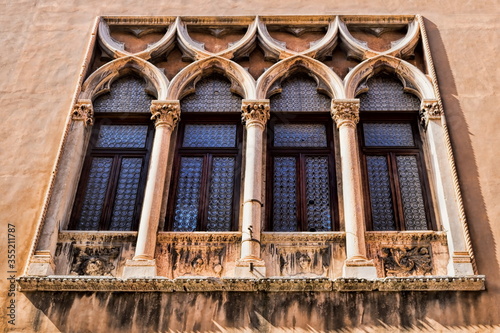 vicenza, italien - fenster an einem alten palazzo photo