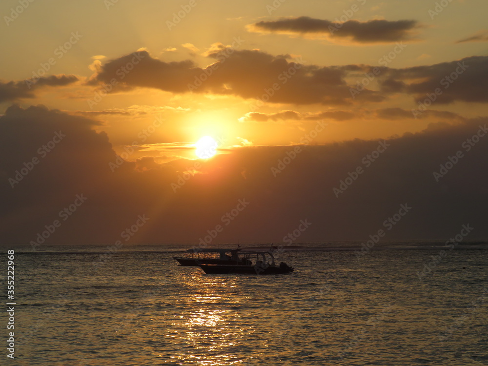 Bateau coucher de soleil océan Bali Indonésie