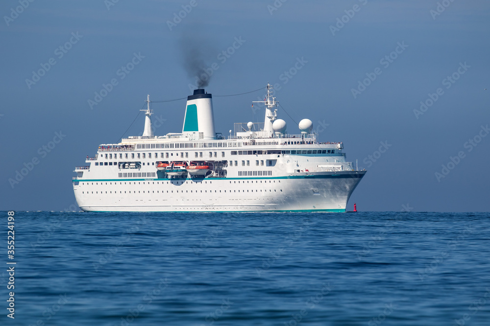 Cruise ship running in harbour