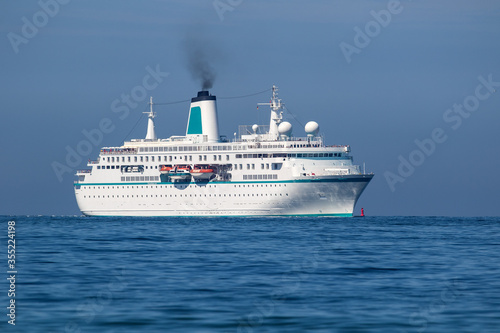 Fototapeta Naklejka Na Ścianę i Meble -  Cruise ship running in harbour