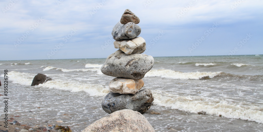 Fototapeta premium Stone pyramid on the beach
