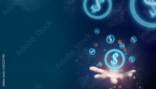 Foto The hand of a person holding a silver coin symbol That is emitting blue light Seems like the power to make money