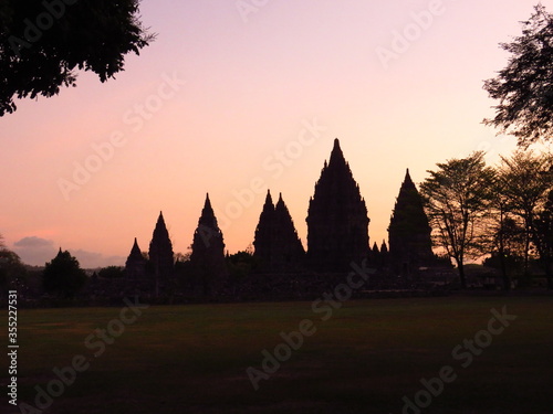 Coucher de soleil Temple Prambanan Indon  sie
