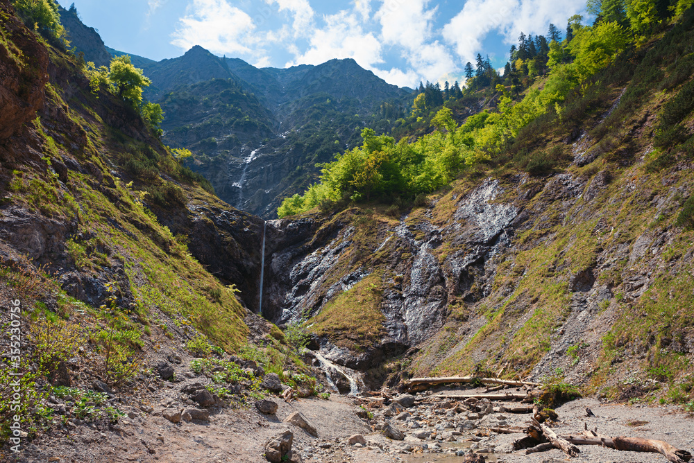 Kleine Wolfsschlucht mit Wasserfall, Flusslandschaft Weissach im Mangfallgebirge Oberbayern Kleine Wolfsschlucht mit Wasserfall, Flusslandschaft Weissach im Mangfallgebirge Oberbayern