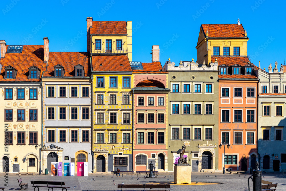 Panoramic view of historic Old Town quarter market square, Rynek Starego Miasta, with tenement houses of Dekert’s Side and Warsaw Mermaid statue in Warsaw, Poland