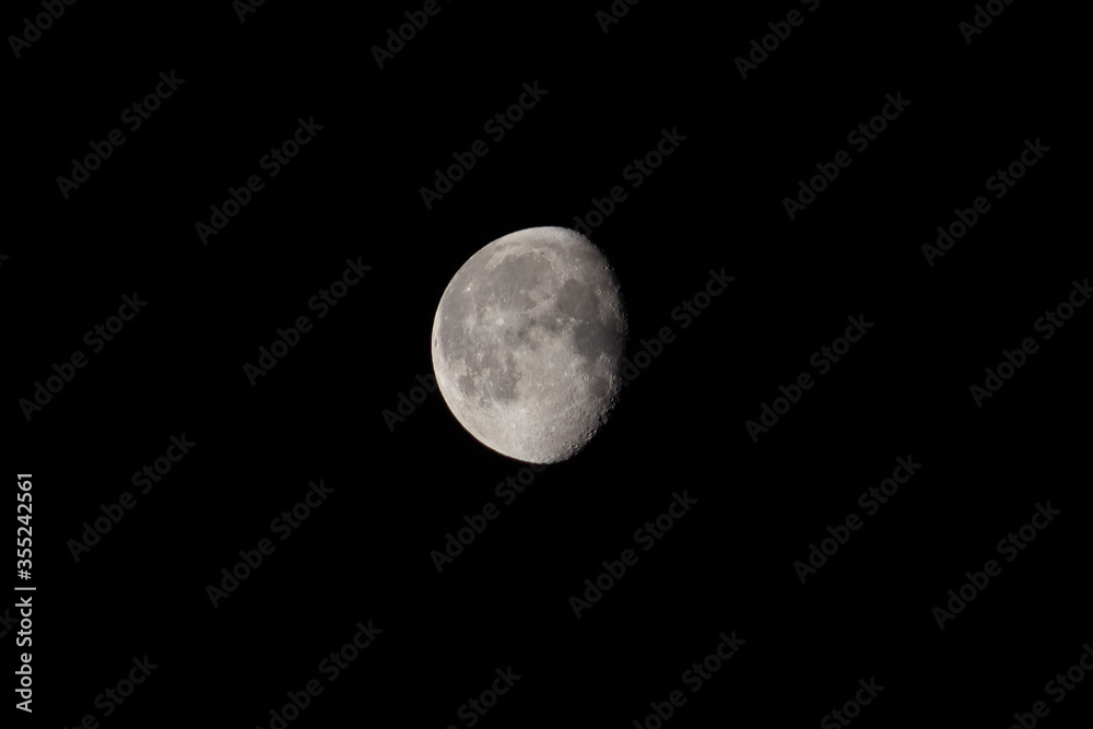 Luna menguante sobre Oviedo Luna menguante sobre Oviedo