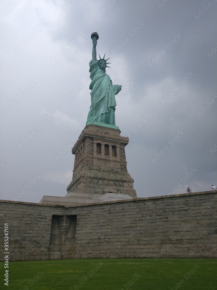 Fototapeta premium statue of liberty island new york skyline