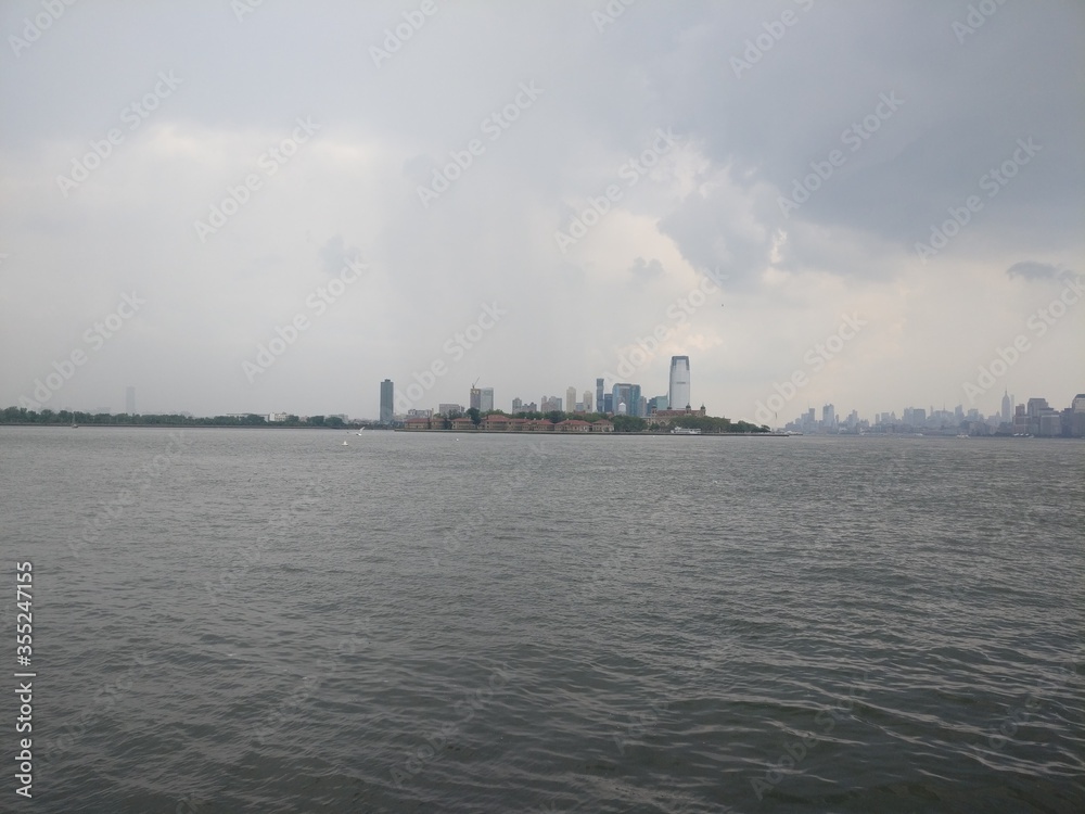 Naklejka premium statue of liberty island new york skyline