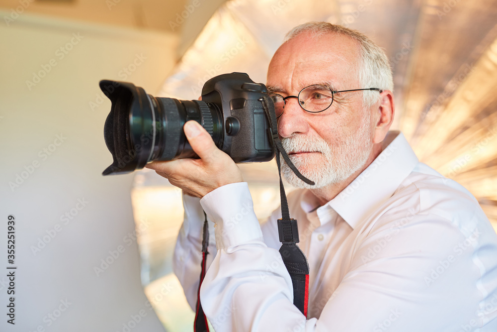 Fotograf mit Erfahrung beim Fotoshooting Fotograf mit Erfahrung beim Fotoshooting