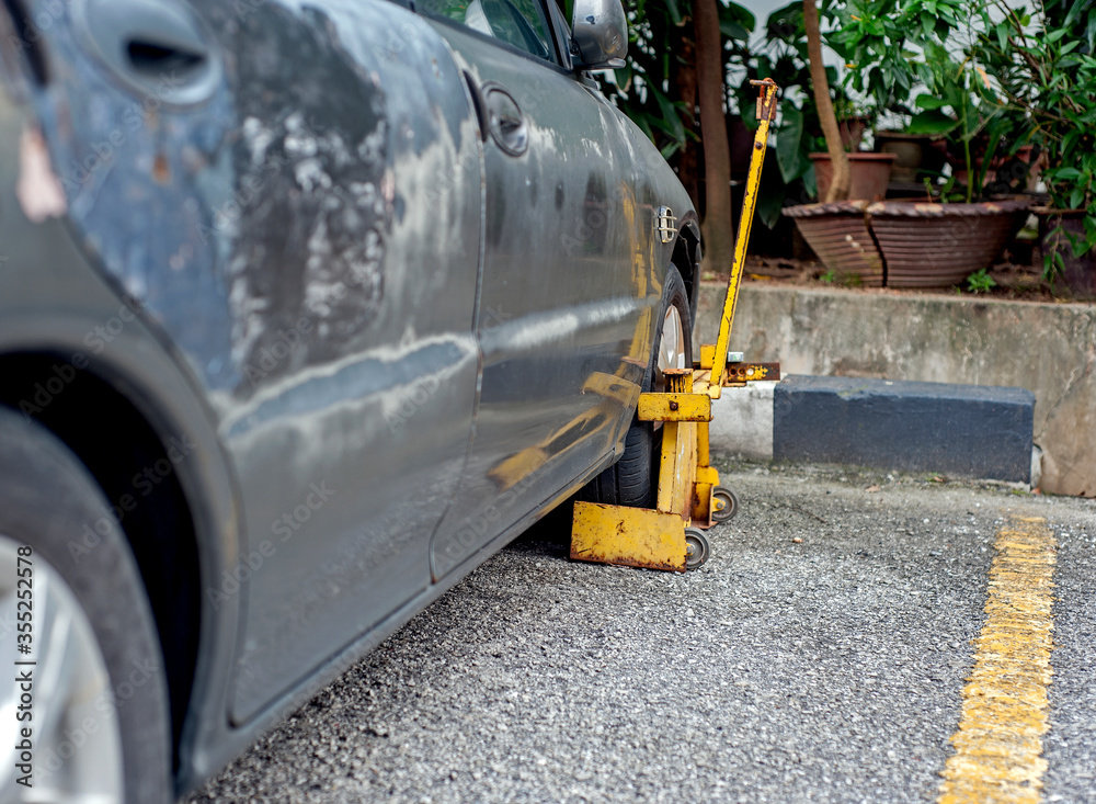 Ταπετσαρία Subang Jaya, Selangor, Malaysia - December 27, 2019 : Abandoned vehicle wheel clamp in apartment and condominium by management