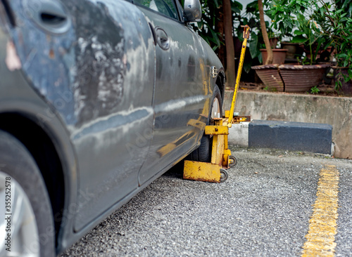 Bilde på lerret Subang Jaya, Selangor, Malaysia - December 27, 2019 : Abandoned vehicle wheel clamp in apartment and condominium by management